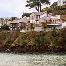 Salcombe residence stands up to coastal conditions featuring Reynaers aluminium door and window systems Salcombe residence stands up to coastal conditions featuring Reynaers aluminium door and window systems