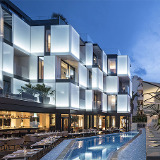 Hotel Sir Joan features Reynaers CF 77 folding aluminium door system Hotel Sir Joan features Reynaers CF 77 folding aluminium door system