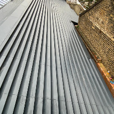 Caice ‘Continuous Line’ Acoustic Louvre system makes ideal roof screen for design studio Caice ‘Continuous Line’ Acoustic Louvre system makes ideal roof screen for design studio